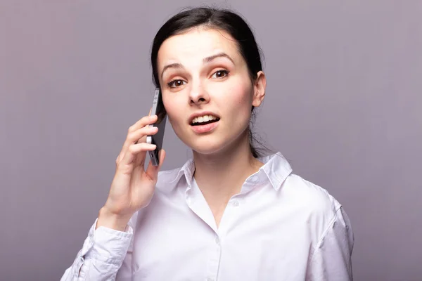 Chica Una Camisa Blanca Comunica Por Teléfono — Foto de Stock