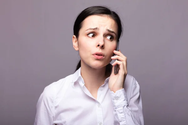 Chica Una Camisa Blanca Comunica Por Teléfono — Foto de Stock