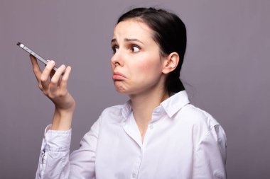 beyaz gömlekli kız telefonda iletişim kuruyor