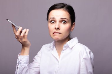 beyaz gömlekli kız telefonda iletişim kuruyor