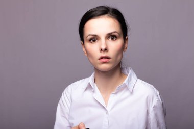 kız beyaz bir gömlek 