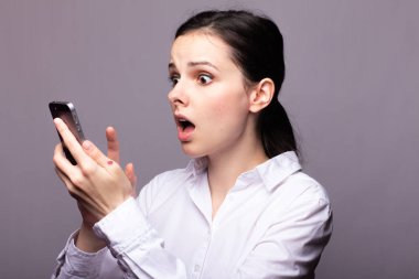 beyaz gömlekli kız telefonda iletişim kuruyor