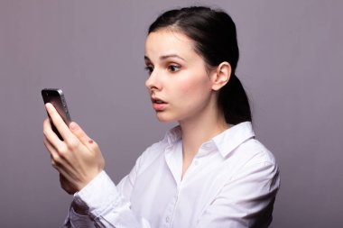 beyaz gömlekli kız telefonda iletişim kuruyor