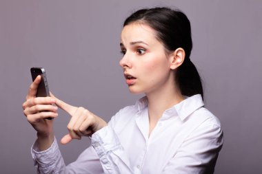 beyaz gömlekli kız telefonda iletişim kuruyor