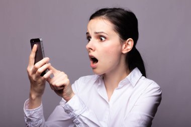 beyaz gömlekli kız telefonda iletişim kuruyor