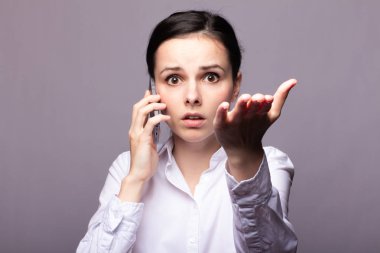 beyaz gömlekli kız telefonda iletişim kuruyor