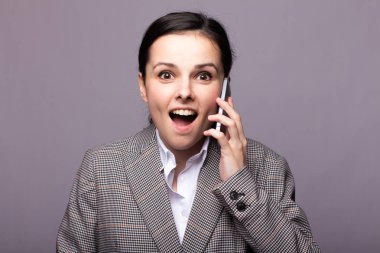 telefonda beyaz gömlek ve ceket görüşmeler kız