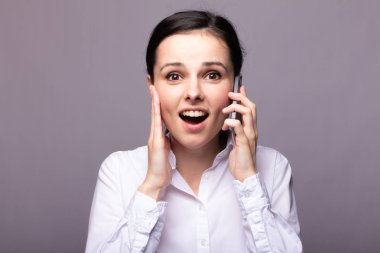 beyaz gömlekli kız telefonda iletişim kuruyor