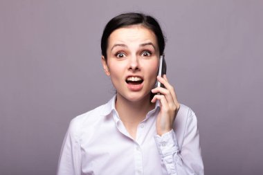 beyaz gömlekli kız telefonda iletişim kuruyor