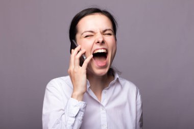 beyaz gömlekli kız telefonda iletişim kuruyor