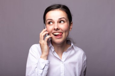 beyaz gömlekli kız telefonda iletişim kuruyor