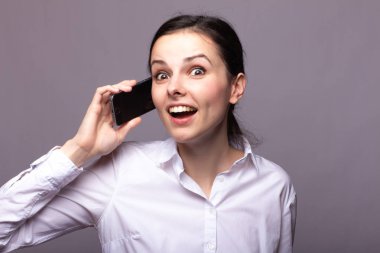 beyaz gömlekli kız telefonda iletişim kuruyor