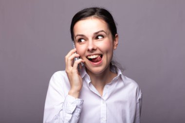 beyaz gömlekli kız telefonda iletişim kuruyor