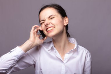 beyaz gömlekli kız telefonda iletişim kuruyor