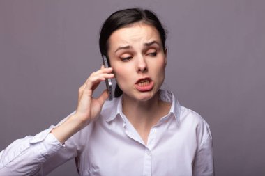 beyaz gömlekli kız telefonda iletişim kuruyor