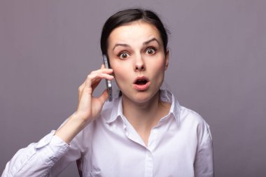 beyaz gömlekli kız telefonda iletişim kuruyor