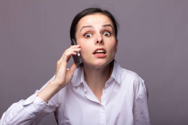 beyaz gömlekli kız telefonda iletişim kuruyor