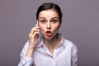 beyaz gömlekli kız telefonda iletişim kuruyor