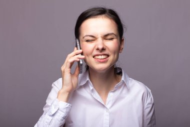 beyaz gömlekli kız telefonda iletişim kuruyor