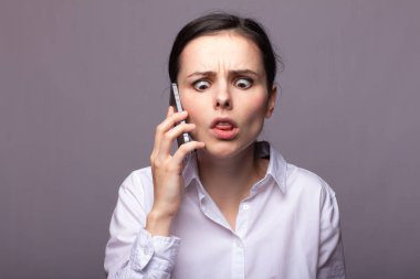 beyaz gömlekli kız telefonda iletişim kuruyor