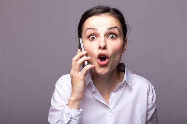 beyaz gömlekli kız telefonda iletişim kuruyor