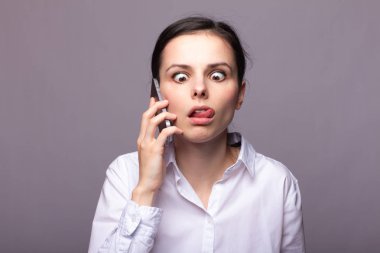 beyaz gömlekli kız telefonda iletişim kuruyor