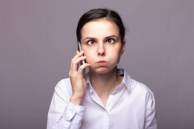 beyaz gömlekli kız telefonda iletişim kuruyor