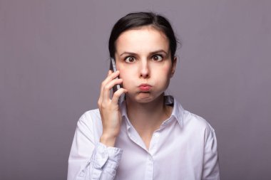 beyaz gömlekli kız telefonda iletişim kuruyor