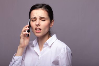 beyaz gömlekli kız telefonda iletişim kuruyor