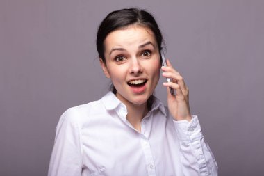 beyaz gömlekli kız telefonda iletişim kuruyor