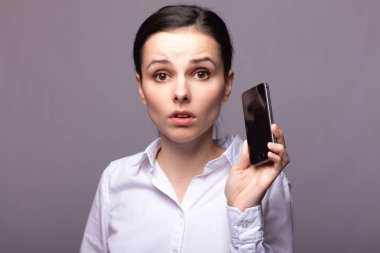 beyaz gömlekli kız telefonda iletişim kuruyor