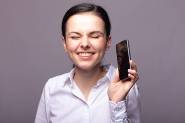 beyaz gömlekli kız telefonda iletişim kuruyor