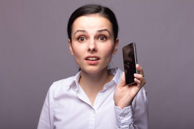 beyaz gömlekli kız telefonda iletişim kuruyor