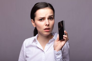 beyaz gömlekli kız telefonda iletişim kuruyor