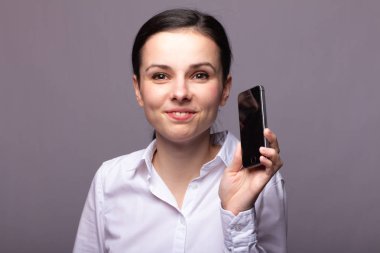 beyaz gömlekli kız telefonda iletişim kuruyor