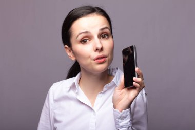 beyaz gömlekli kız telefonda iletişim kuruyor