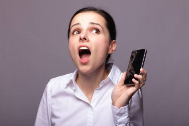 beyaz gömlekli kız telefonda iletişim kuruyor