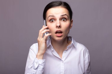 beyaz gömlekli kız telefonda iletişim kuruyor