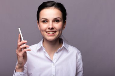 beyaz gömlekli kız telefonda iletişim kuruyor