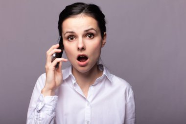 beyaz gömlekli kız telefonda iletişim kuruyor