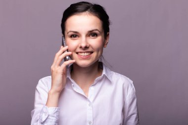 beyaz gömlekli kız telefonda iletişim kuruyor