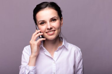 beyaz gömlekli kız telefonda iletişim kuruyor