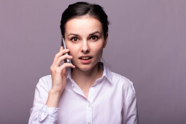 beyaz gömlekli kız telefonda iletişim kuruyor