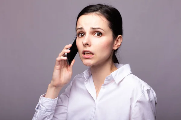 Chica Una Camisa Blanca Comunica Por Teléfono —  Fotos de Stock