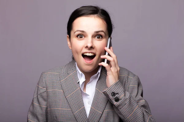 telefonda beyaz gömlek ve ceket görüşmeler kız