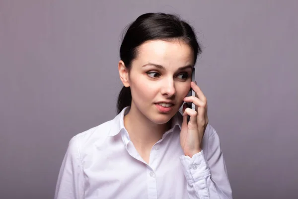 Menina Uma Camisa Branca Comunica Telefone — Fotografia de Stock