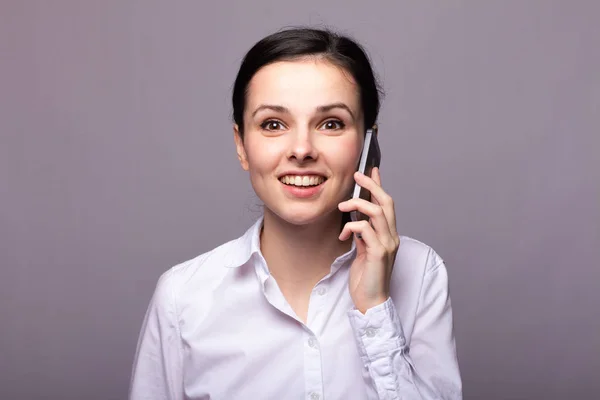 Menina Uma Camisa Branca Comunica Telefone — Fotografia de Stock