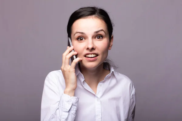 Lány Egy Fehér Inget Kommunikál Telefon — Stock Fotó