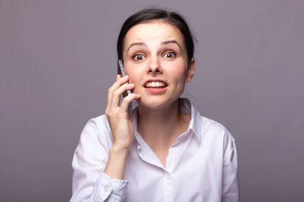 Chica Una Camisa Blanca Comunica Por Teléfono —  Fotos de Stock