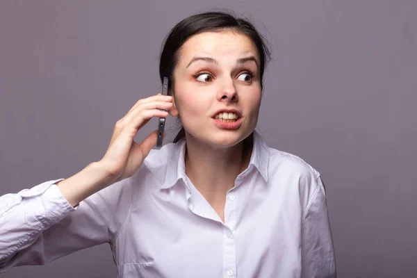 Fille Dans Une Chemise Blanche Communique Téléphone — Photo